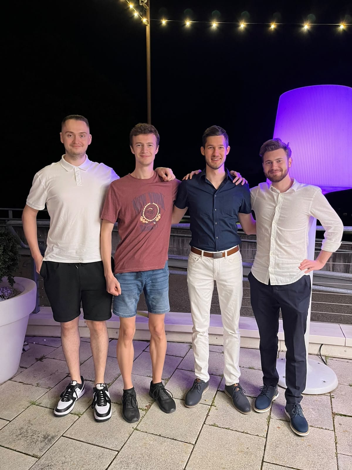 Vier Personen beim Investment Stammtisch im Juli 2026 auf der Terrasse