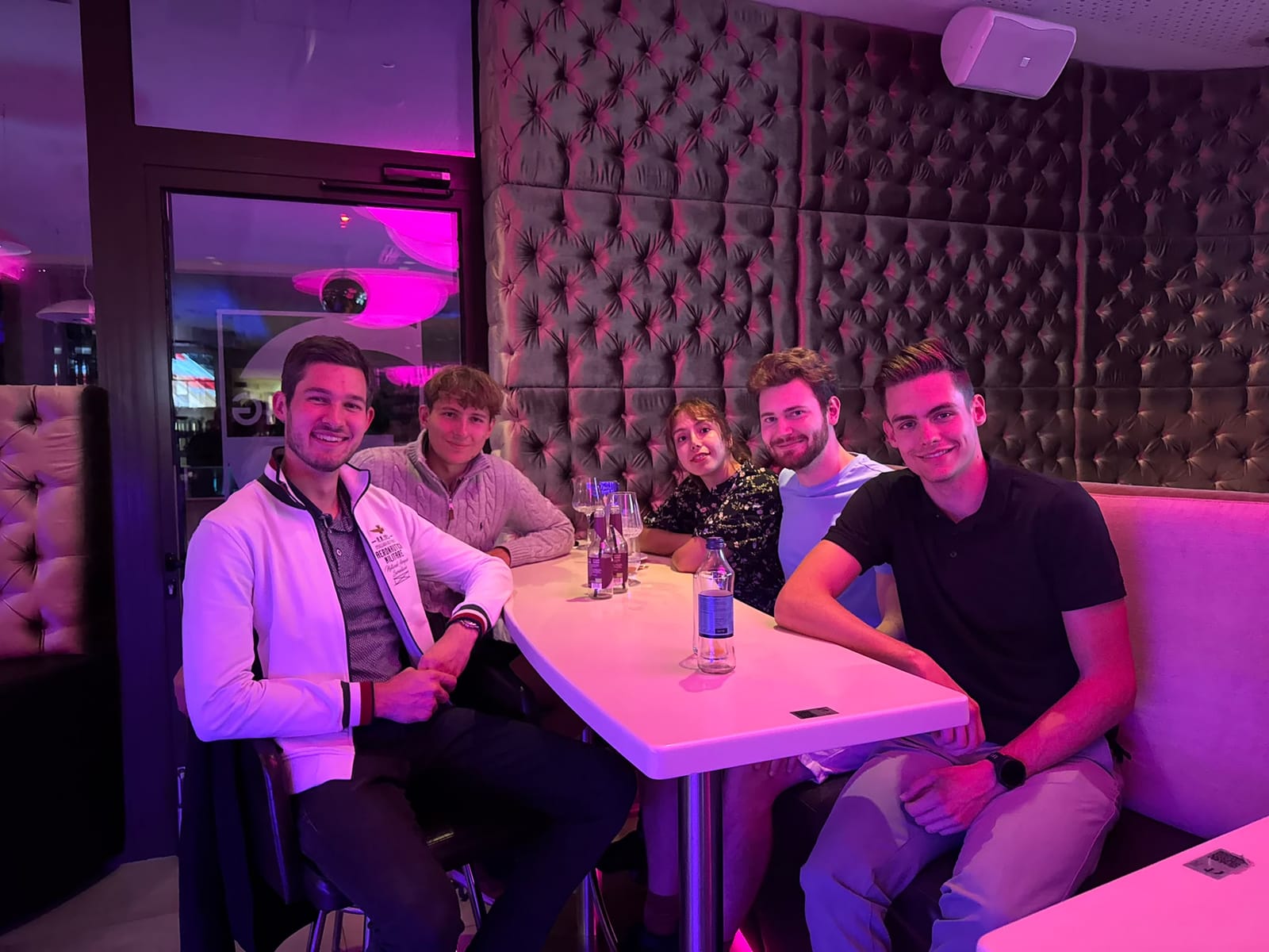 Fünf Personen am Tisch beim Unternehmertum Stammtisch im September 2026